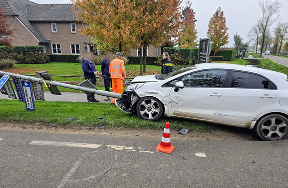 Persoon naar ziekenhuis na botsing op Marktstraat in Kesteren