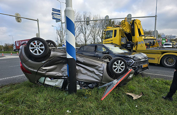 Auto op zijn kop bij ongeval in Echteld