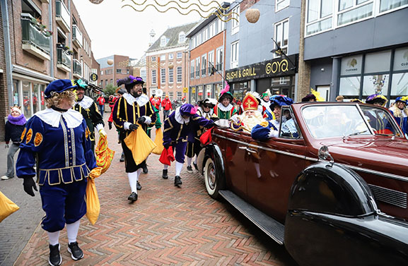 Sinterklaas in Tiel aangekomen, oldtimer gooide bijna roet op de pepernoten