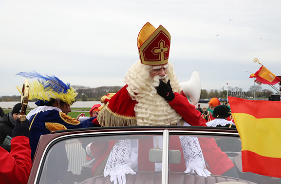 Sinterklaas in Tiel aangekomen, oldtimer gooide bijna roet op de pepernoten