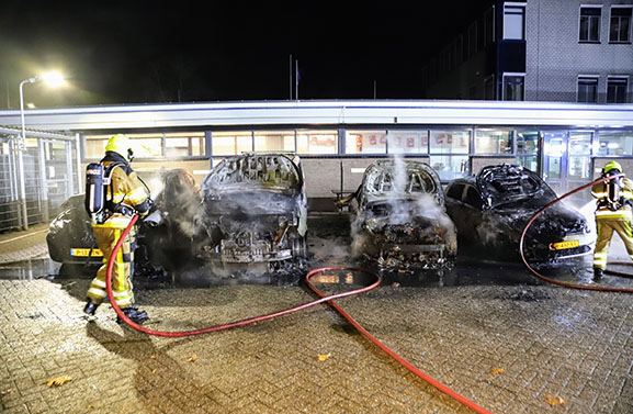 Vier politievoertuigen in brand in Tiel