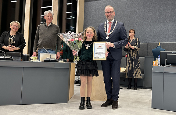 Tess Vermeulen geïnstalleerd als eerste kinderburgemeester van West Betuwe