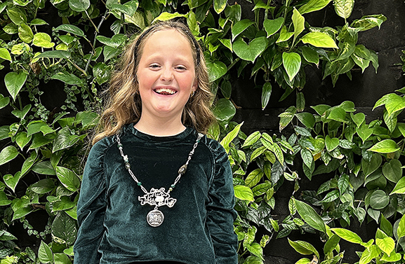 Tess Vermeulen geïnstalleerd als eerste kinderburgemeester van West Betuwe