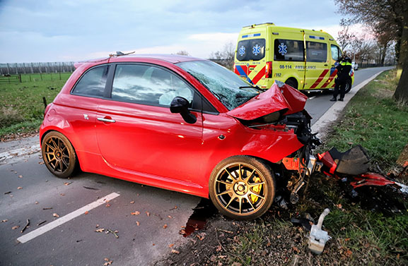 Auto knalt tegen boom in Meteren, bestuurder gewond naar ziekenhuis