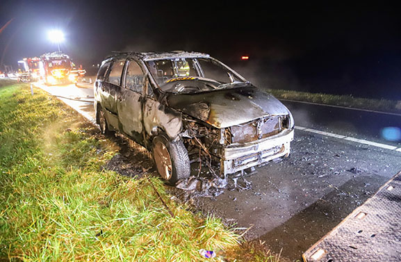 Auto volledig uitgebrand op afrit van A15 bij Dodewaard