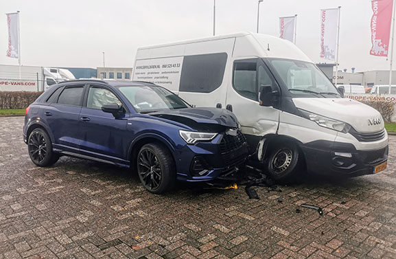 Veel schade bij botsing tussen bestelbus en auto in Leerdam