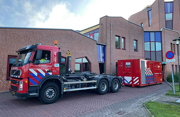 Brandweer Culemborg plaatst noodstroomaggregaat bij gemeentehuis Buren