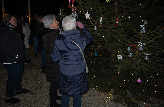 Een boom vol kerstballen ter herdenking van overledenen