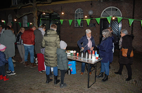 Een boom vol kerstballen ter herdenking van overledenen