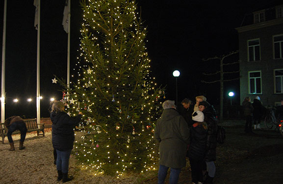 Een boom vol kerstballen ter herdenking van overledenen