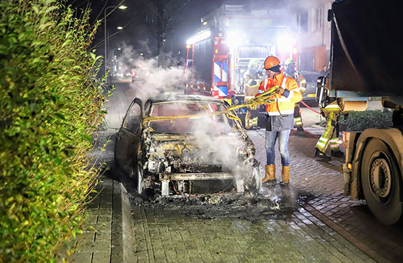 Hulpverleners in Culemborg bekogeld met vuurwerk, Mobiele Eenheid grijpt in