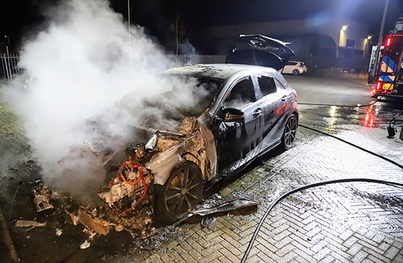 Eigenaar ziet auto uitbranden op Jacob Cremerstraat