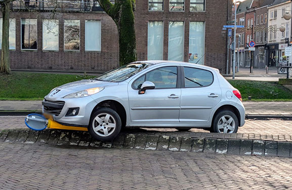 Bestuurder auto gewond naar ziekenhuis na ongeval door gladheid