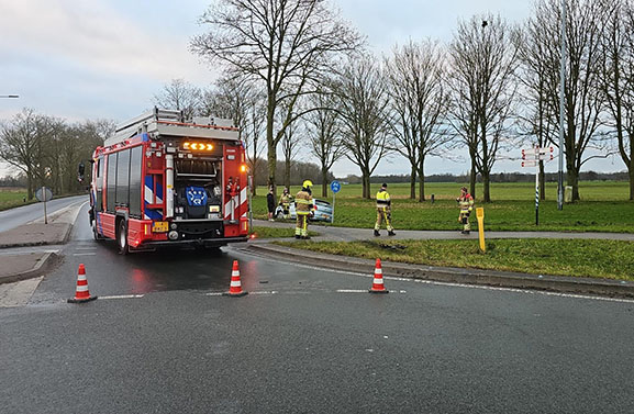 Auto botst tegen een boom op Zeiving in Asperen