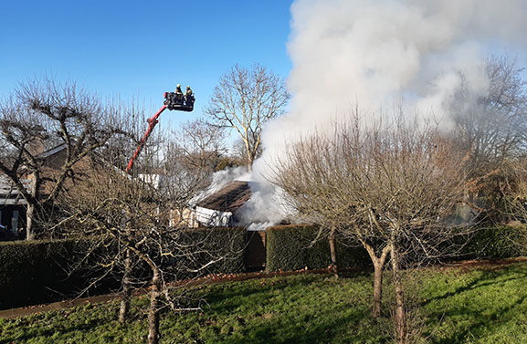 Hevige rookontwikkeling door schuurbrand in Haaften