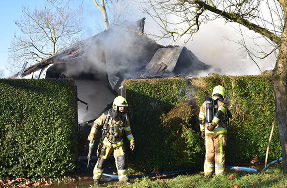 Hevige rookontwikkeling door schuurbrand in Haaften