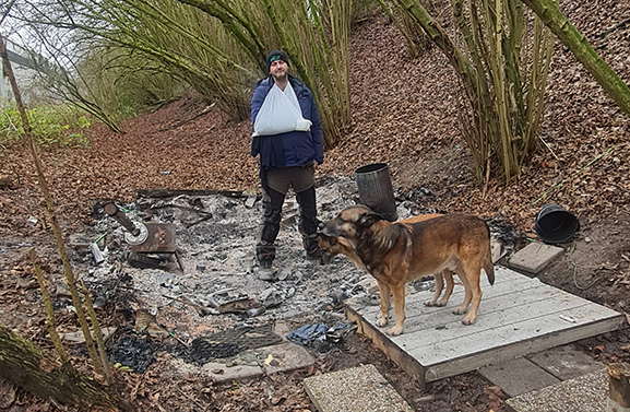 Hondenman Jeffrey Claes raakt door brand alles kwijt