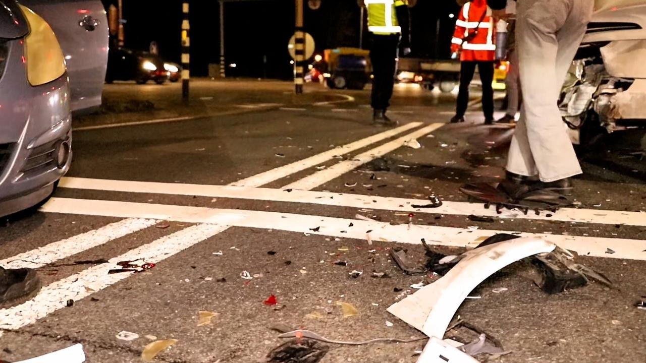 Ongeval op N233 in Kesteren: twee auto’s botsen op kruispunt
