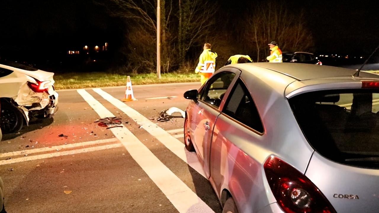 Ongeval op N233 in Kesteren: twee auto’s botsen op kruispunt