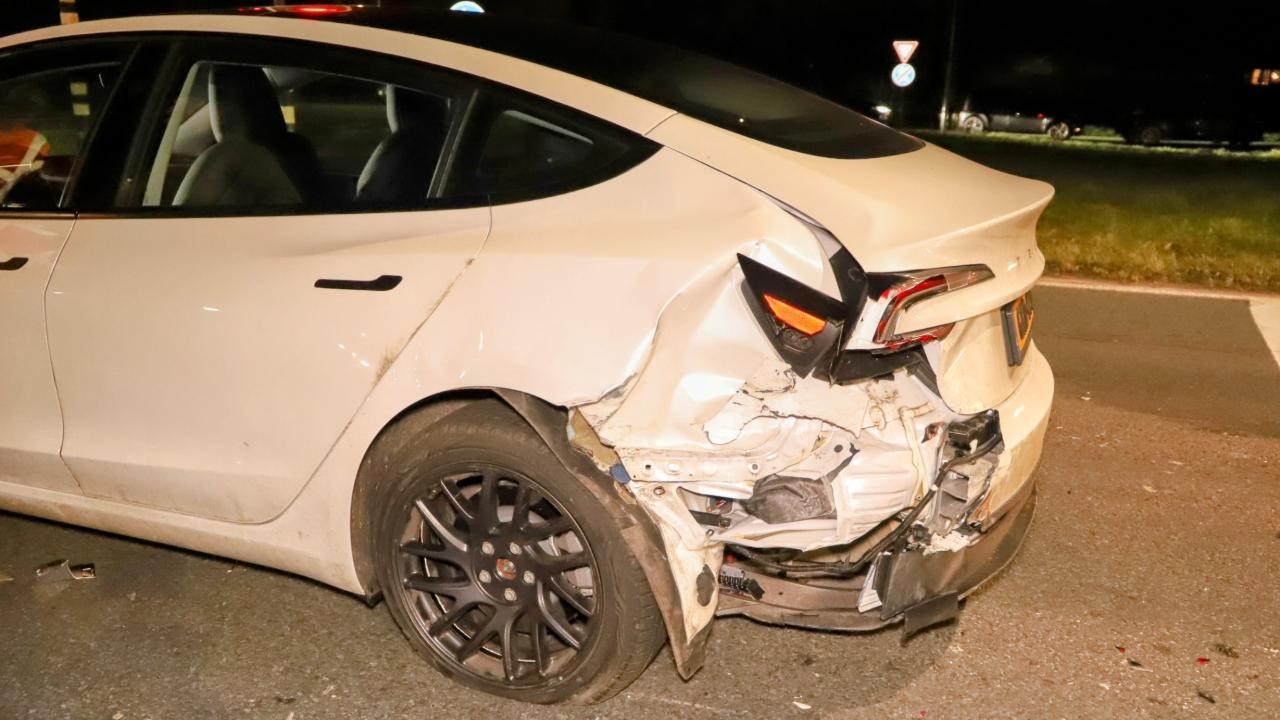 Ongeval op N233 in Kesteren: twee auto’s botsen op kruispunt