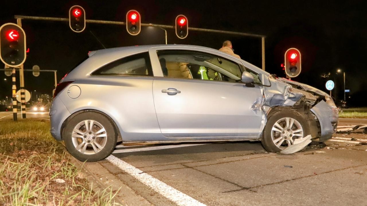 Ongeval op N233 in Kesteren: twee auto’s botsen op kruispunt
