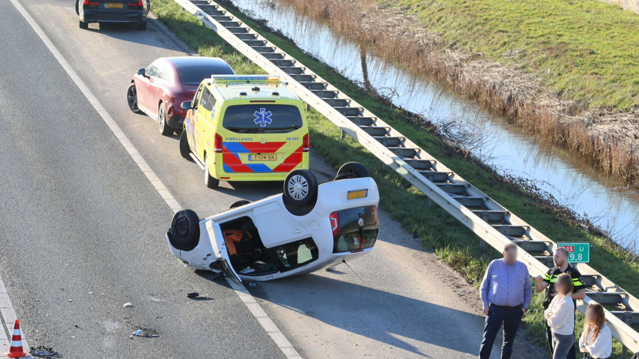 Auto op zijn kop bij botsing op de A15