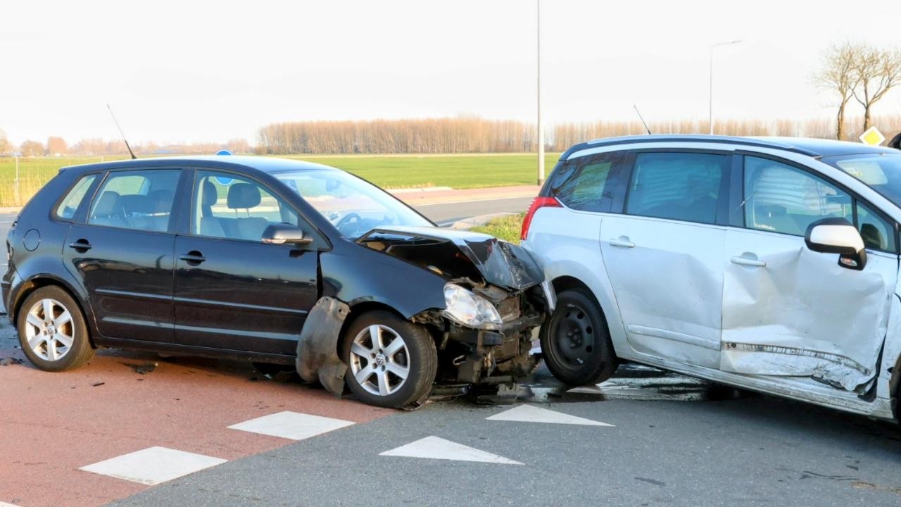 Veel schade bij botsing op berucht kruispunt in Buurmalsen