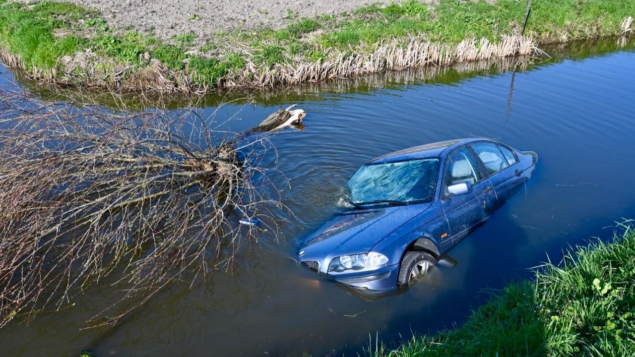 Bestuurder raakt boom en eindigt in water aan Hooglandse Tiendweg