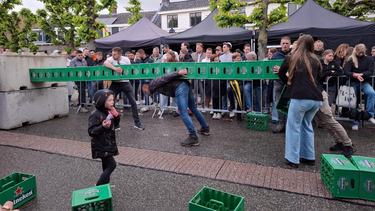 Drukke en gezellige jaarmarkt in Schoonrewoerd afgesloten met bierkratduwen
