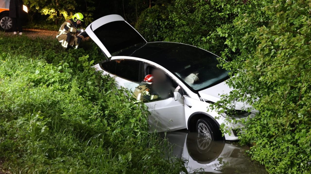 Tesla raakt te water bij ongeval op Heukelumseweg in Asperen