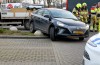 Auto rijdt op stenenbol op Westledeplein in Tiel