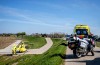 Fietsster rolt van dijk en raakt ernstig gewond