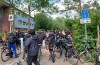 Groep middelbare scholieren verzamelt zich om het gevecht aan te gaan