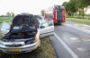Auto vliegt onder het rijden in brand