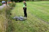 Fietser vliegt hek over en weide in na aanrijding