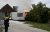 Buitenbrand aan een coniferenhaag; veel rookontwikkeling