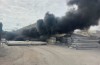 Buitenbrand bij Waardo Beton; gitzwarte rookwolken boven Tiel