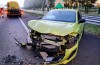Auto hard tegen een rimpelbuisobstakelbeveiliger geknald