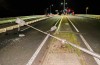 Auto ramt vluchtheuvel en rijdt lantaarnpaal uit de grond