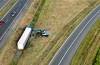 Vrachtwagen belandt in sloot langs A15 bij Dodewaard