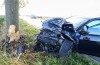 Auto botst frontaal tegen boom op Graaf Reinaldweg: bestuurder gewond