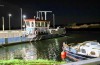 Plezierjacht raakt verstrikt in veerpontkabel op de Rijn bij Ingen