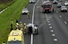 Auto op zijn kant op de A2 bij Enspijk