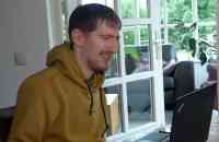 Max worstelt na hersenbloeding: 'Ik moest weer bij mijn ouders gaan wonen'