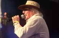 De zingende bakker uit Zoelen zit veertig jaar in het vak