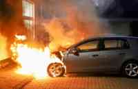 Auto total loss door brand op parkeerterrein van de Action