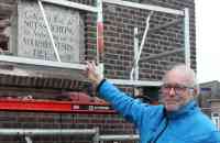 Plaquette over bouw Rode Pannenbuurt uit 1918 gered door Waardevol Tiel