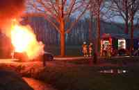 Auto vliegt spontaan in brand onder het rijden