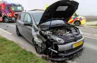 Botsing tussen bus en personenauto, persoon naar ziekenhuis