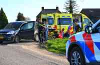Fietsster gewond naar ziekenhuis na aanrijding met auto